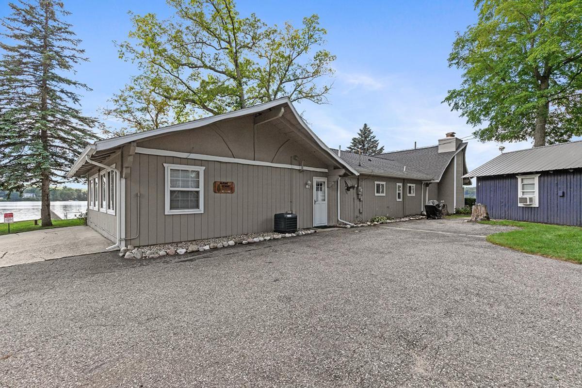 Lakeside Getaway With Dock, Firepit, Grill Newaygo Εξωτερικό φωτογραφία