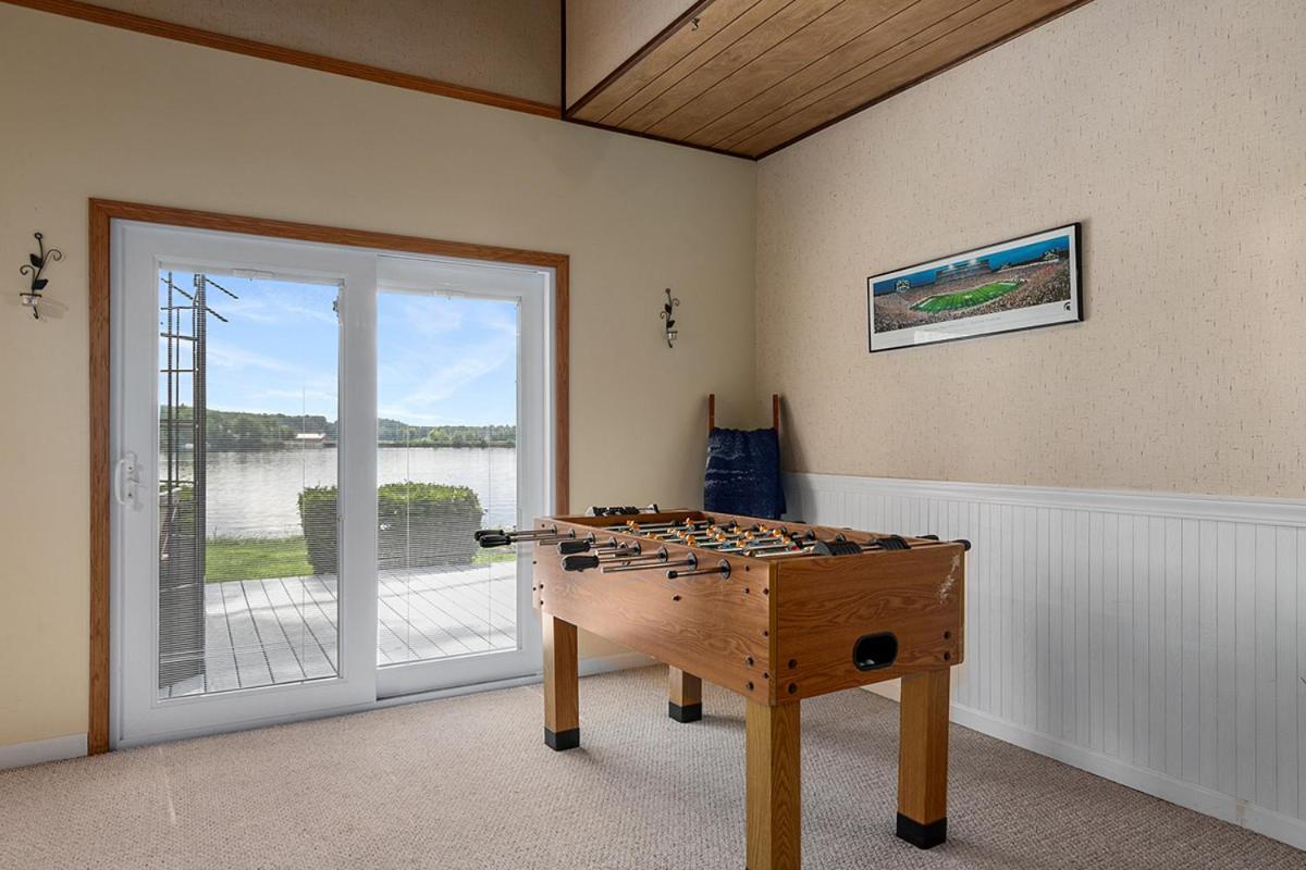 Lakeside Getaway With Dock, Firepit, Grill Newaygo Εξωτερικό φωτογραφία